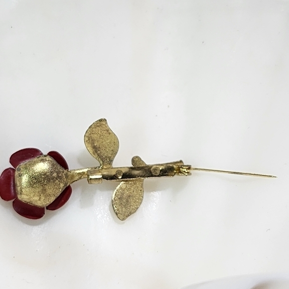 Vintage Goldtone Deep Red 3D Rose brooch pin simple classy elegant - Picture 7 of 8